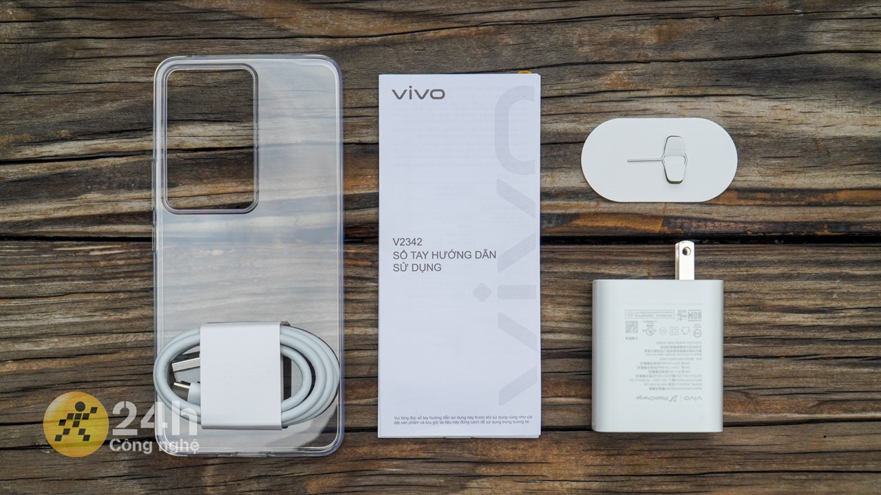 Bên trong hộp đựng Vivo Y100 còn đi kèm với đầy đủ những món phụ kiện cần thiết. Bên trong hộp đựng Vivo Y100 còn đi kèm với đầy đủ những món phụ kiện cần thiết.